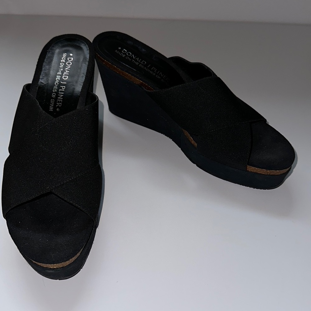 NWOT Donald J Pliner women’s black wedge sandals 9